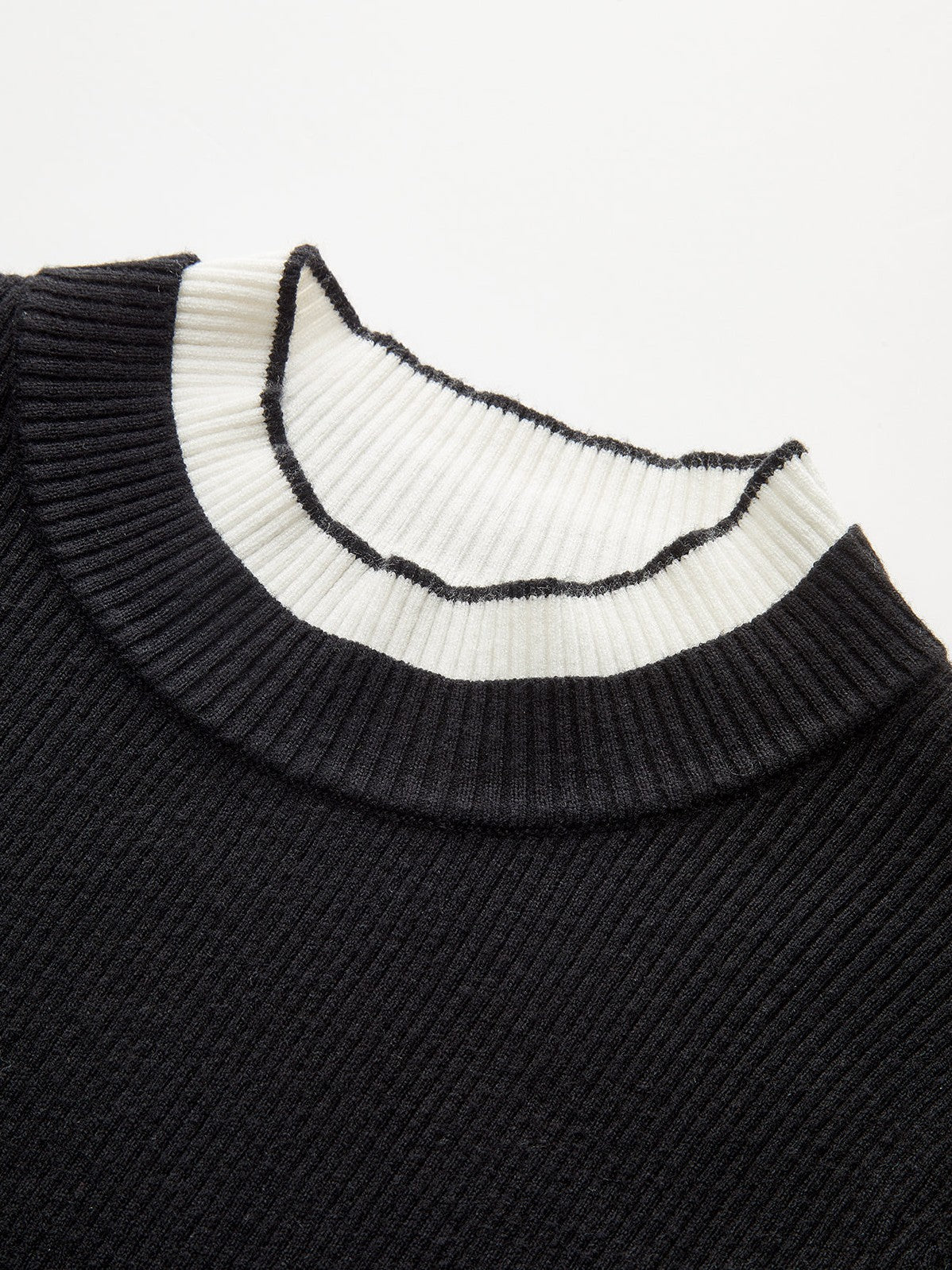 Women's 2 in 1 Contrast Cuff Mock Neck Ribbed Knit Top — close-up