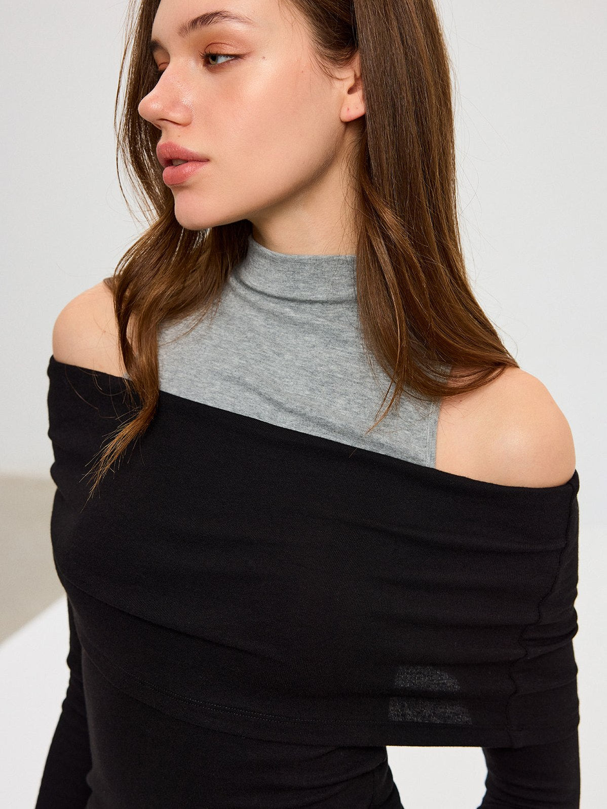 Women's 2 in 1 Contrast Panel Mock Neck Long Sleeve T-Shirt — detail
